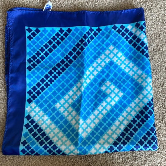 Scarf made in Japan 24” x 24” vintage poly blend graphci design - Picture 2 of 5